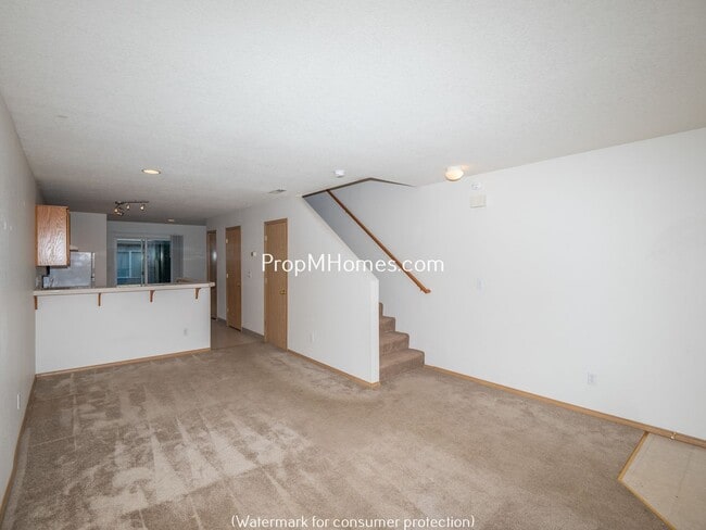 Building Photo - Two Bedroom Townhome In SE Portland w/ Lar...