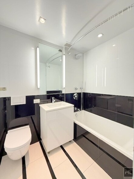 Building Photo - Large newly renovated 2 bed 2 bath - WEST ...