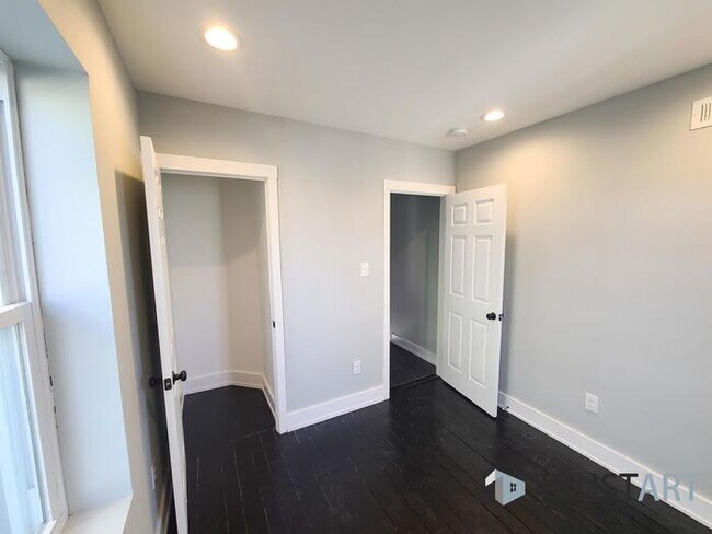 Building Photo - 2 Bedroom house with basement/backyard.