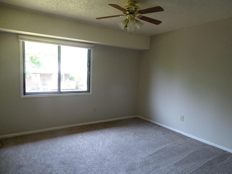 upper level - master bedroom - 4548 50th St