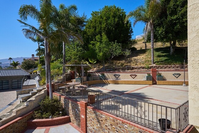 Building Photo - Aqua Vista - Entertainers Playhouse