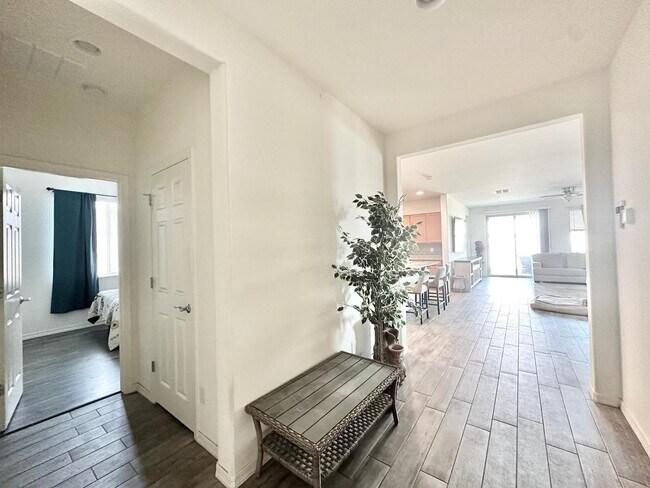 Building Photo - 16492 W Caldwell St