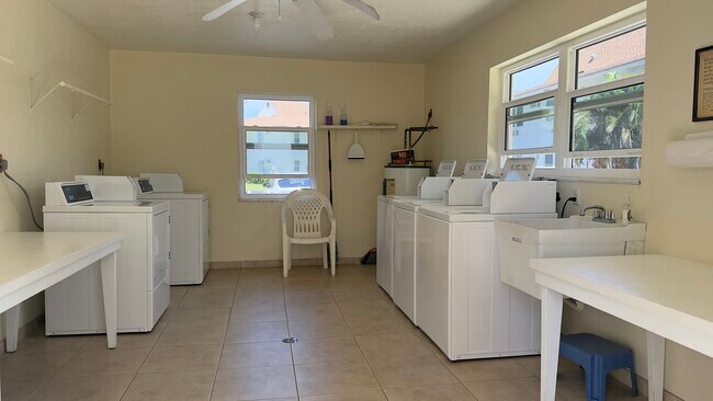 Building Photo - 235 Seaview Ct