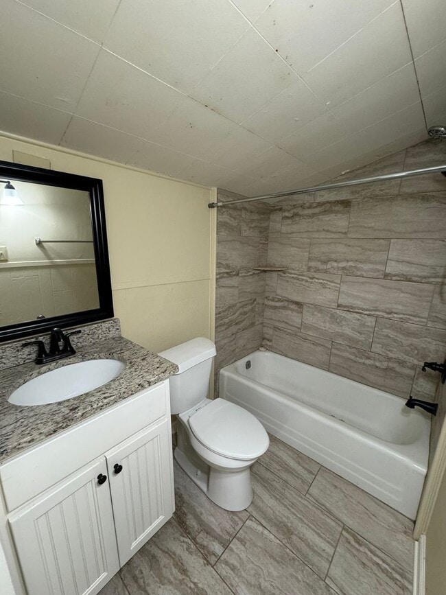 Building Photo - Updated 2/1 House in Old East Rome $995