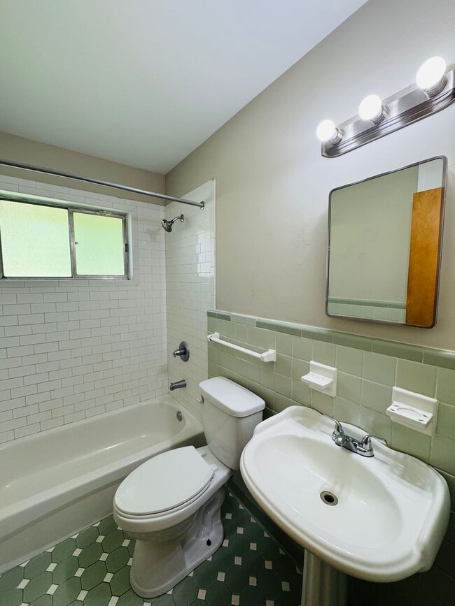 Building Photo - Cute & Cozy 3 Bedroom / 2 Bathroom in Mont...