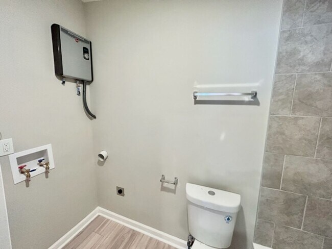 Building Photo - Fully Renovated 2 Bedroom Home in Prime Hu...