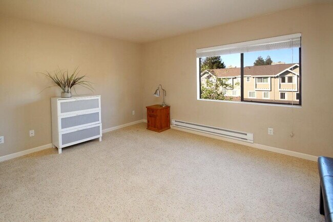 Building Photo - Open House Sunday December 7th 1-2pm  Beautiful Santa Cruz  Townhome in Prime Westside Location.