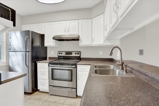 Building Photo - 2635 E Nichols Cir