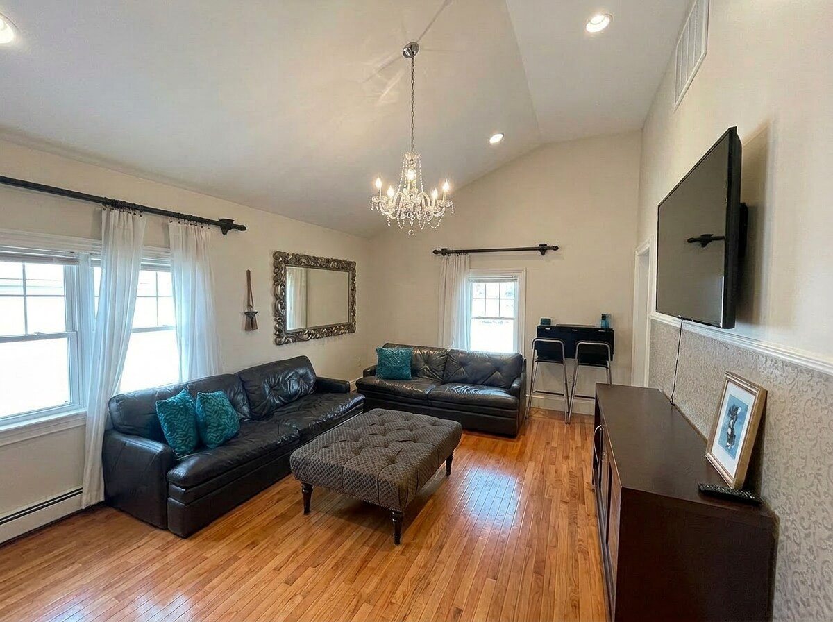 Building Photo - 14 Oak St