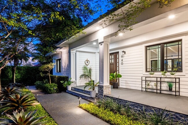 Building Photo - 940 Greenbriar Dr