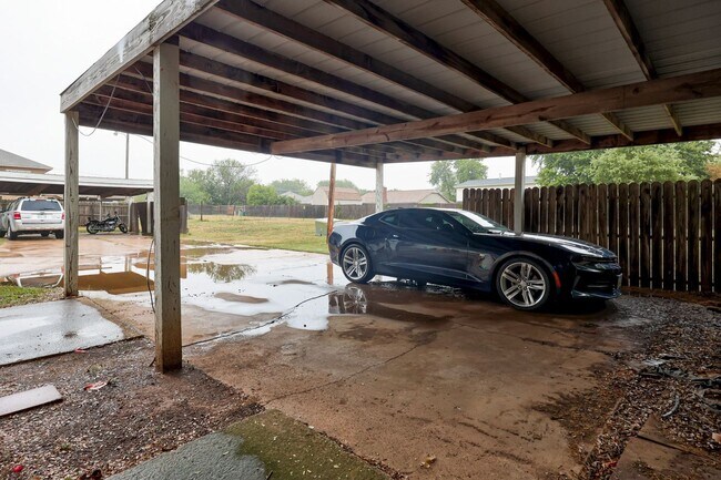 Building Photo - Cute Townhouse in the Heart of Norman, just minutes from OU!