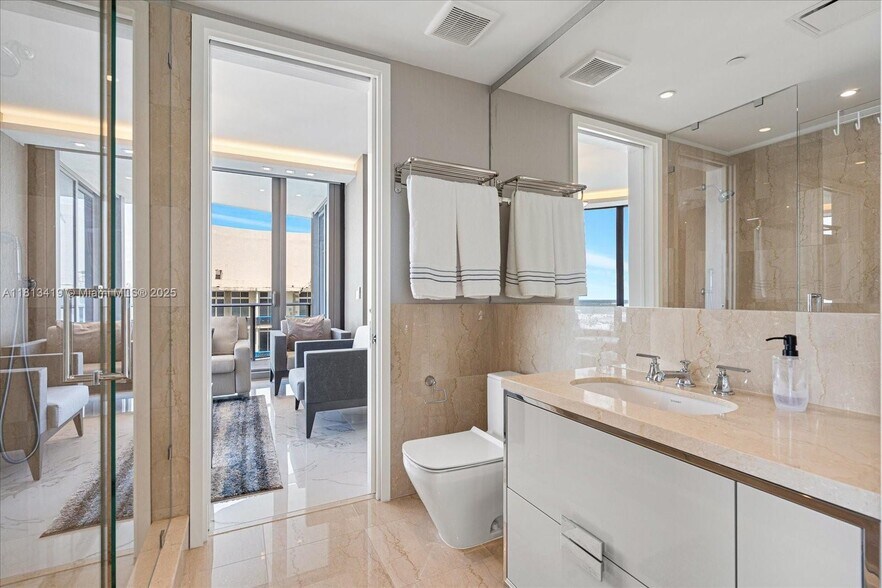 Building Photo - 15701 Collins Ave