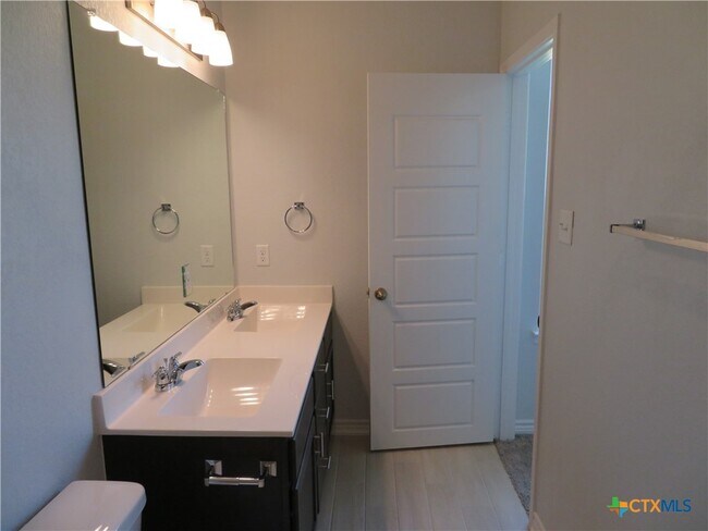 Building Photo - 352 Blacktail Dr