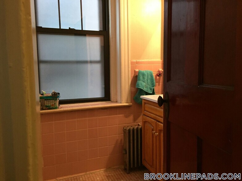 Building Photo - 1247 Beacon St