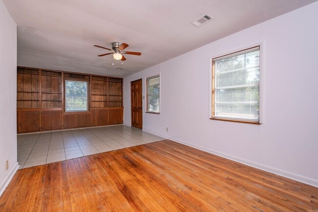 Building Photo - 917 N East St