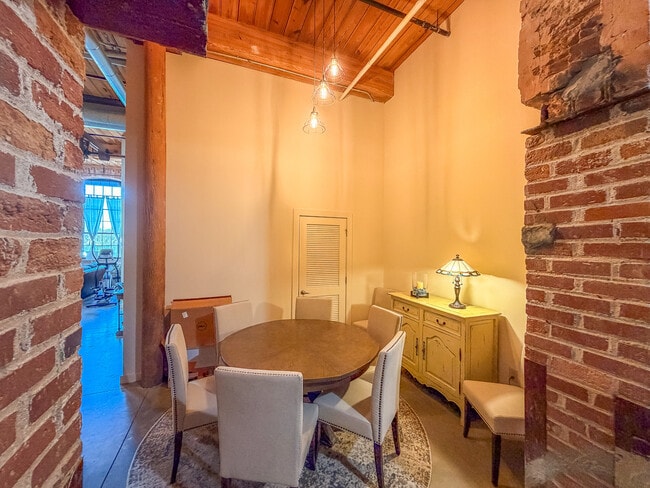 Building Photo - 328 Mills Ave