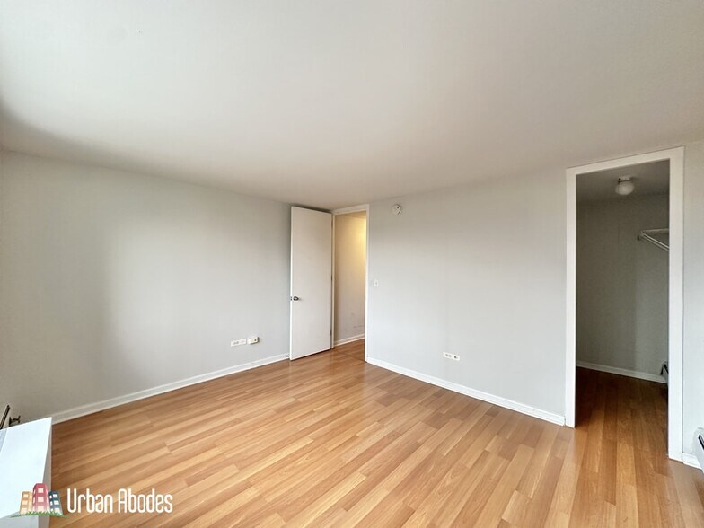 Building Photo - 1335 N Dearborn St