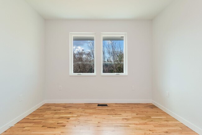 Building Photo - Beautifully Redesigned Home in Quiet Neighborhood