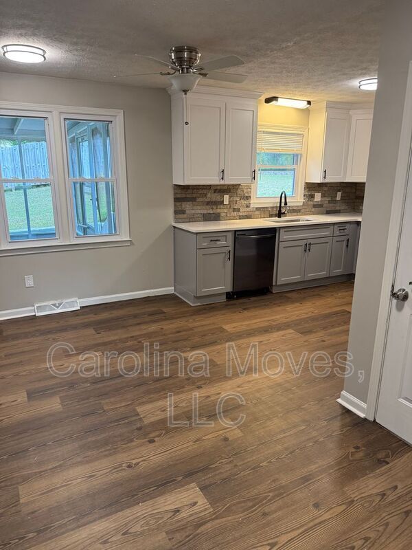 Building Photo - 102 Woodhaven Ct