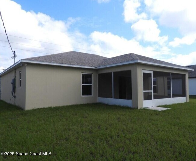 Building Photo - 1650 Wyoming Dr SE