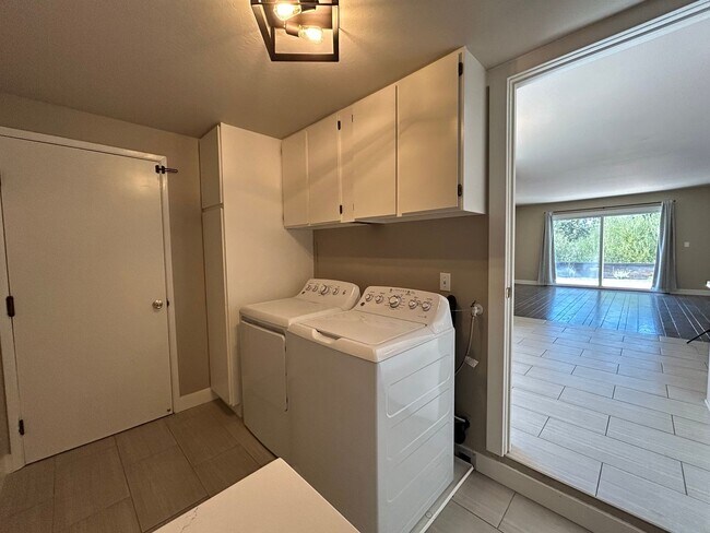 Building Photo - Recently Remodeled Single-Story 3/2 Gem in...