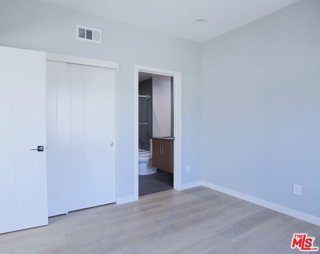 Building Photo - 1242 Beachwood Dr