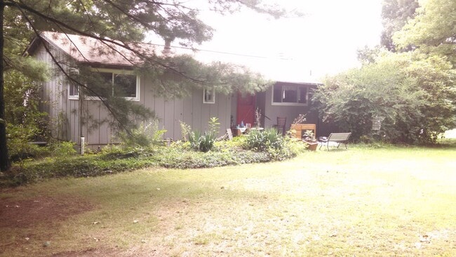 Building Photo - 3 bedroom/1.5 bath house in Seneca School ...