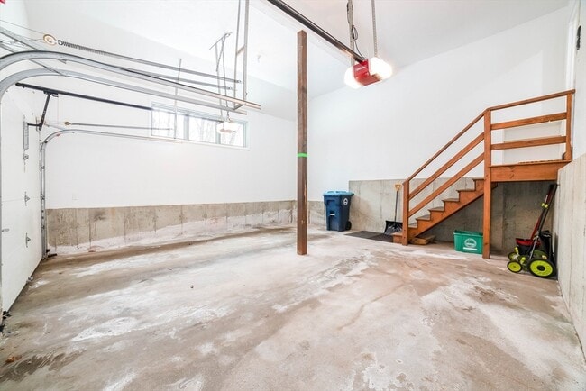 Building Photo - 160 Floral St