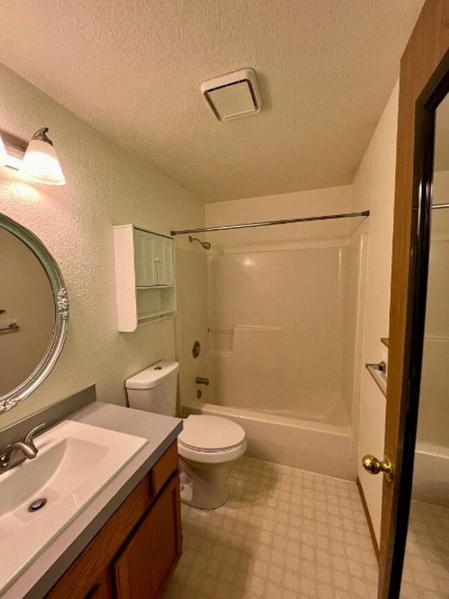 Building Photo - PENDING APPLICATION; 3 BD w/ Vaulted Ceiling