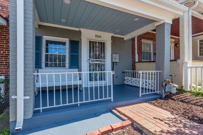 Building Photo - Trinidad Rowhome | 2 Bed | 1 Bath | 800 Sf | Large Fenced-In Front Porch & Fenced-in Backyard | 2...