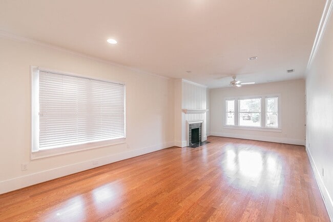 Building Photo - PRETTY HOME NORTH OF THE BRICKS in the CUL...