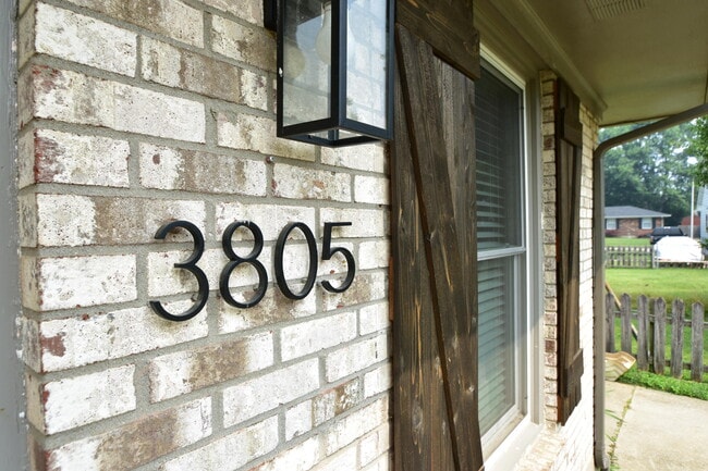 Building Photo - 3805 Wedgewood Ct