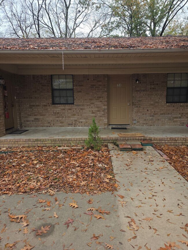 Primary Photo - 611-615 N Greenwich Ave