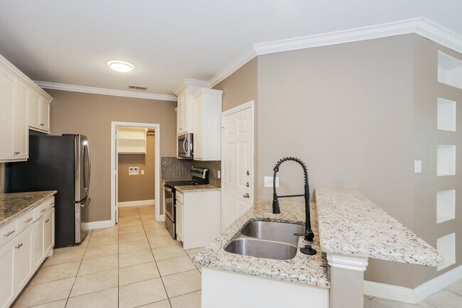 Building Photo - 811 N Ridge Dr