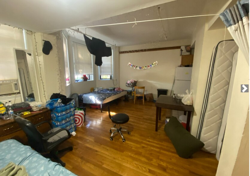 Building Photo - 382 Riverway St