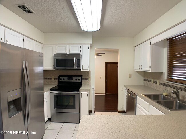 Building Photo - 7931 Dwyer Dr