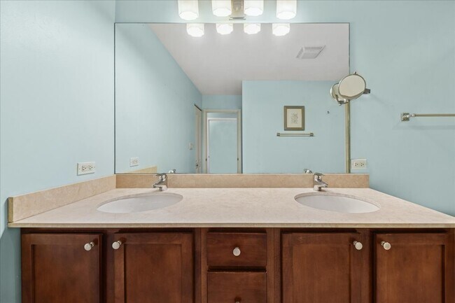 Building Photo - 2511 N Milwaukee Ave