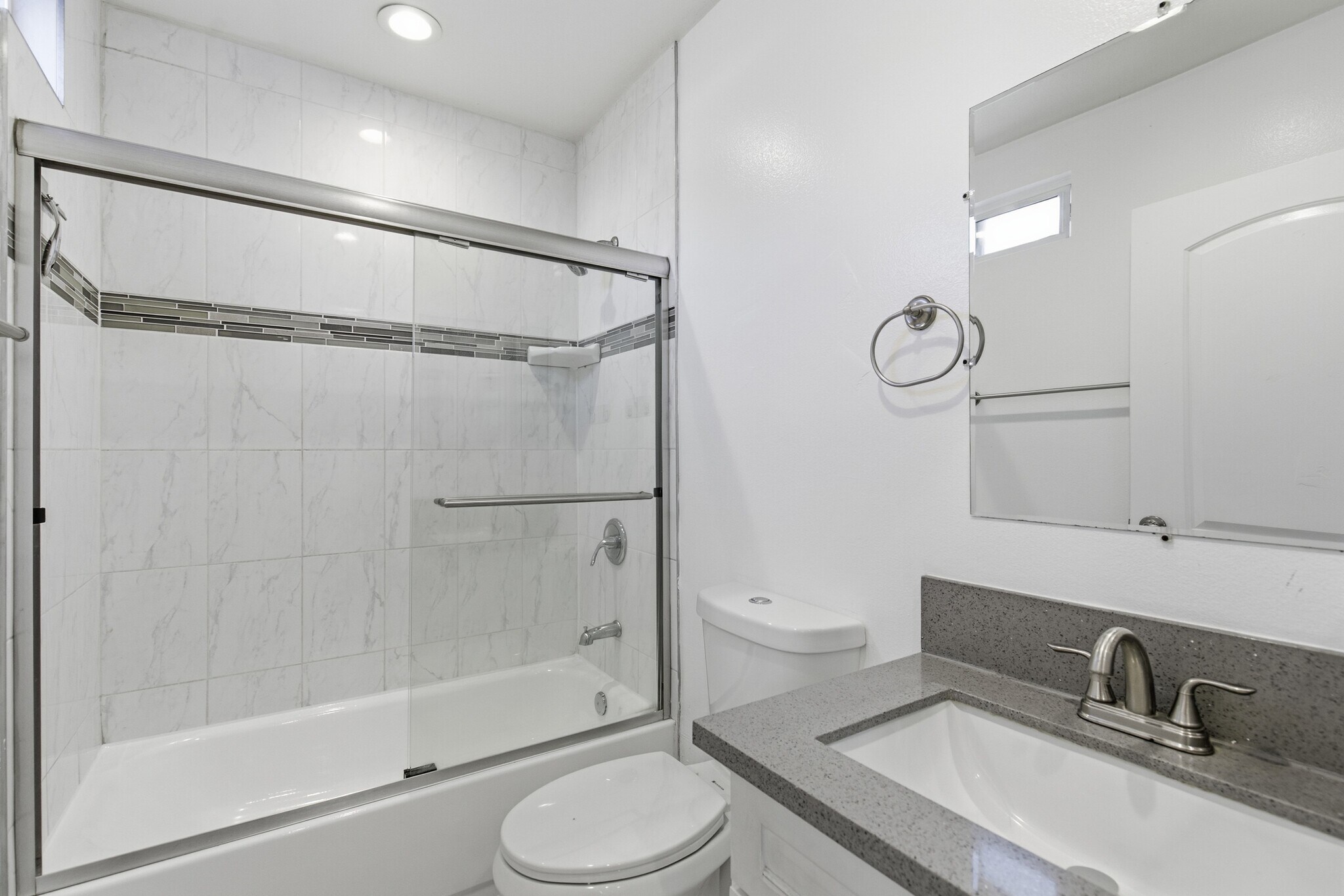 Building Photo - 5646 Lexington Ave