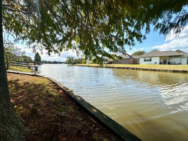 Building Photo - 10723 Hillbrook Ave