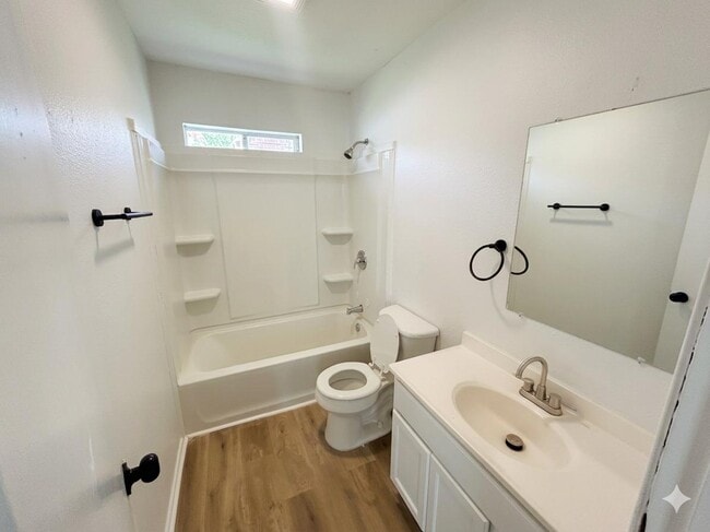 Building Photo - 603 Drexel St