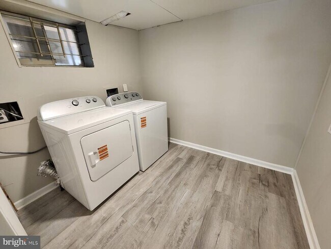 Building Photo - 5625 Reardon Ln