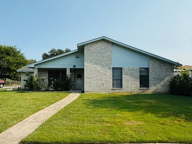 Primary Photo - Beautiful 3-bedroom 2-bathroom house.