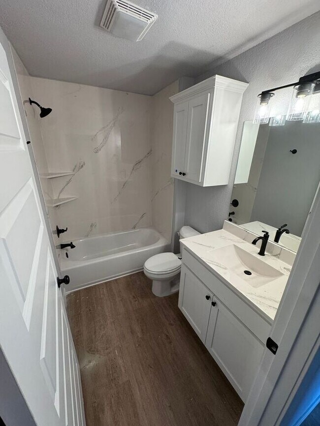 Building Photo - Newly Remodeled 2-Bedroom Duplex in Broken Arrow – Prime Location!