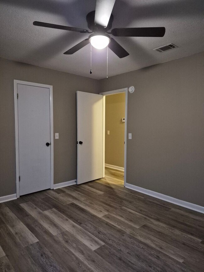 Building Photo - 145 Deerwood Ct
