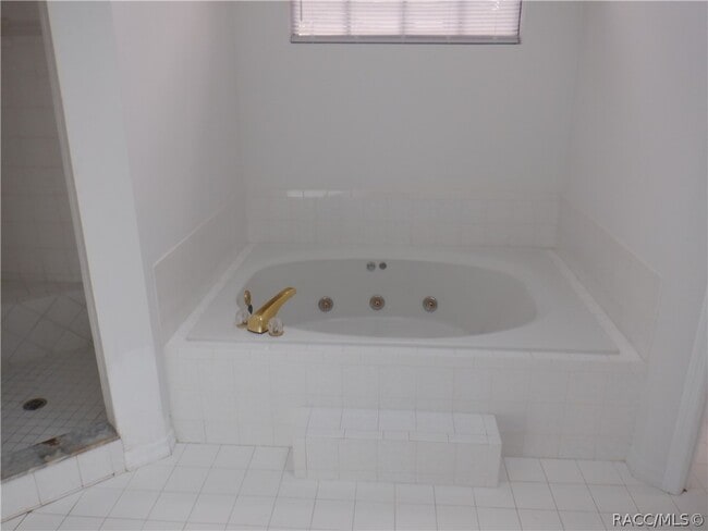 Building Photo - 335 E Falconry Ct