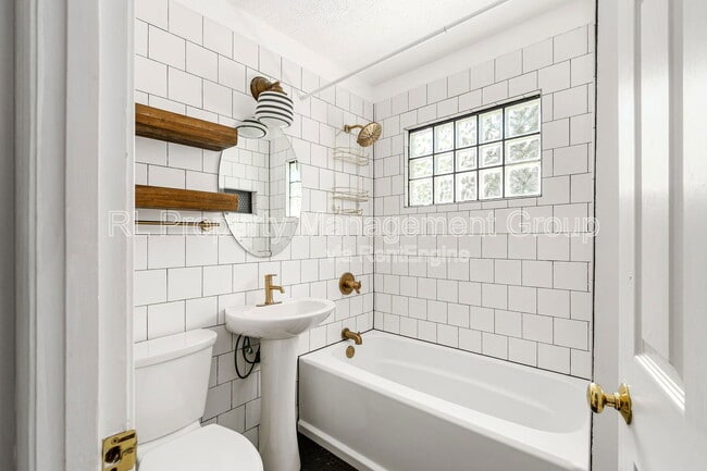 Building Photo - 459 Blenheim Rd