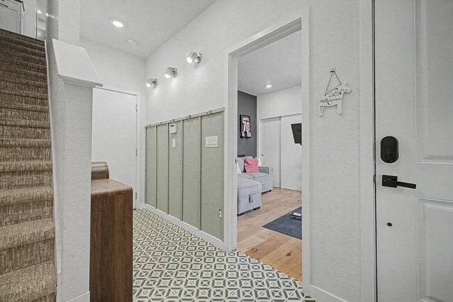 Building Photo - 570 W Amherst Ave