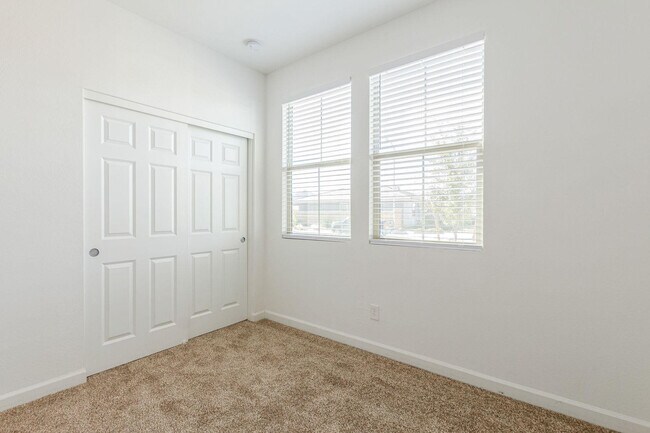 Building Photo - 10617 S 55th Dr