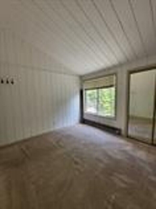 Building Photo - Bus route! Pets considered! Bonus loft!