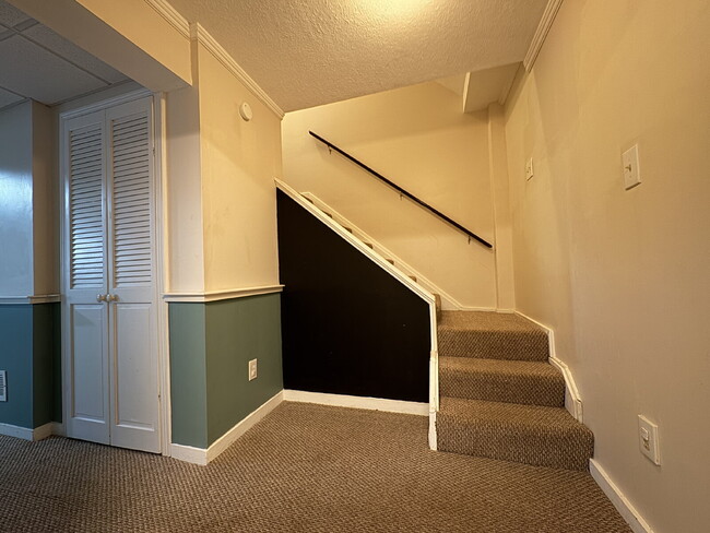 Building Photo - Delightful End-Unit Townhome in Courts of ...